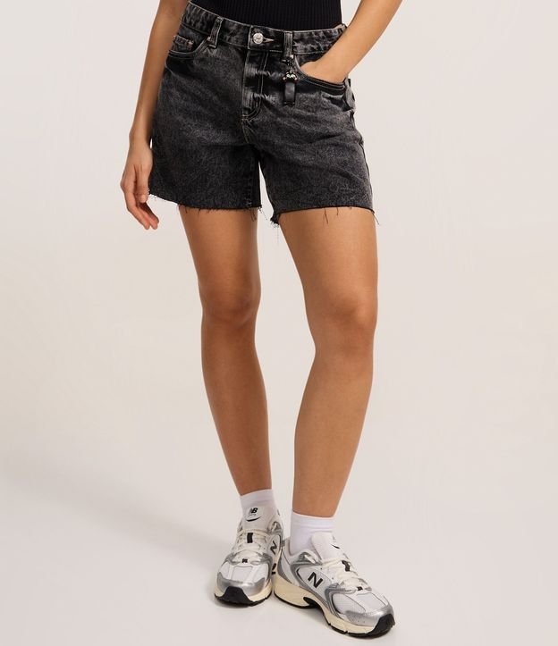 Short Mom en Jeans Marmoleado con Ruedo Cortado 3
