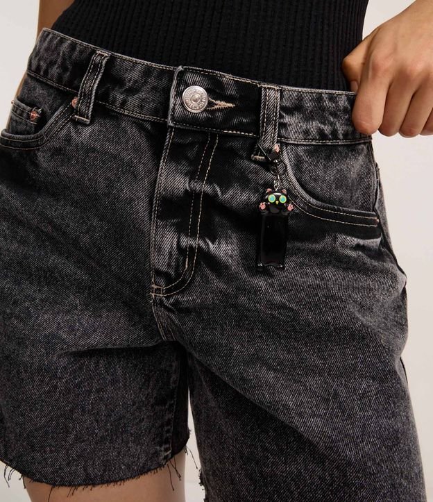 Short Mom en Jeans Marmoleado con Ruedo Cortado 4