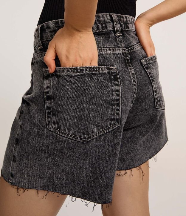 Short Mom en Jeans Marmoleado con Ruedo Cortado 5