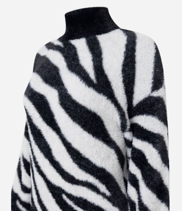 Suéter con Textura Peluciada y Estampa de Animal Print 6