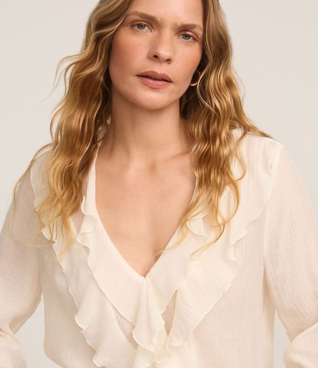Blusa Texturizada en Viscosa con Volado de Escote 3