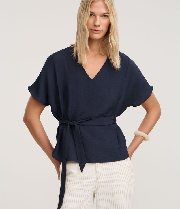 Blusa en Crepé con Escote V y Lazo en la Cintura