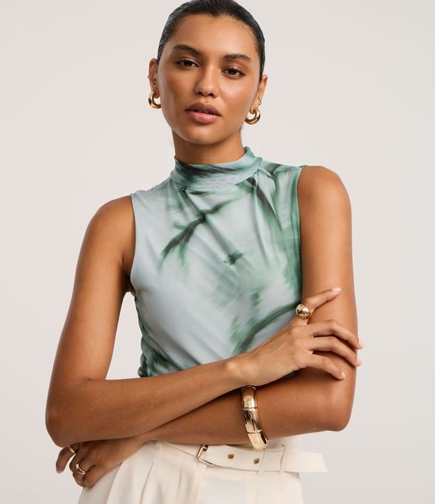 Blusa en Tule con Cuello Alto y Estampa Abstracta