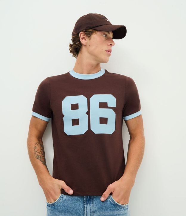 Remera Deportiva Baby Tee con Rib y Estampa Lettering 86