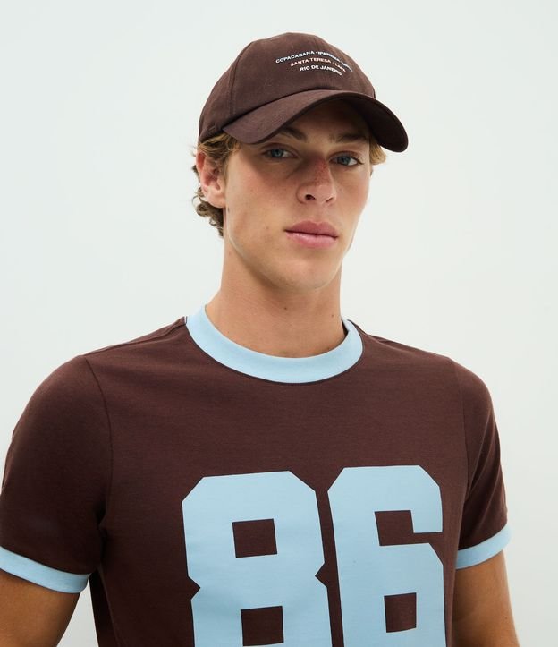 Remera Deportiva Baby Tee con Rib y Estampa Lettering 86 3