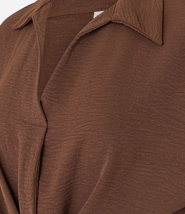 Blusa en Airflow con Cuello Polo y Lazo en la Bajo 7