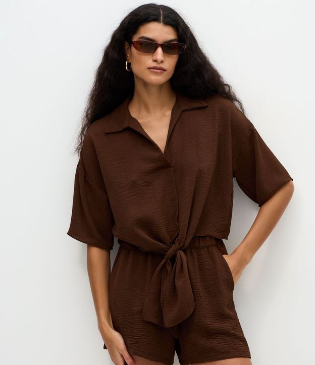 Blusa en Airflow con Cuello Polo y Lazo en la Bajo 1