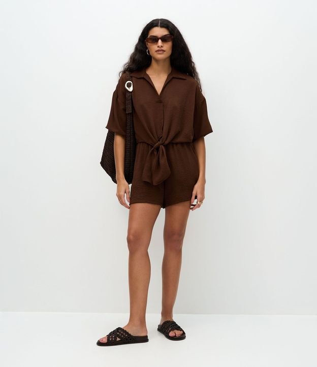 Blusa en Airflow con Cuello Polo y Lazo en la Bajo 3
