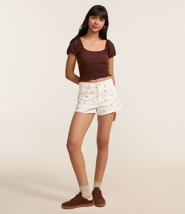 Short Slim Cintura Mediana en Sarga con Bordado Floral