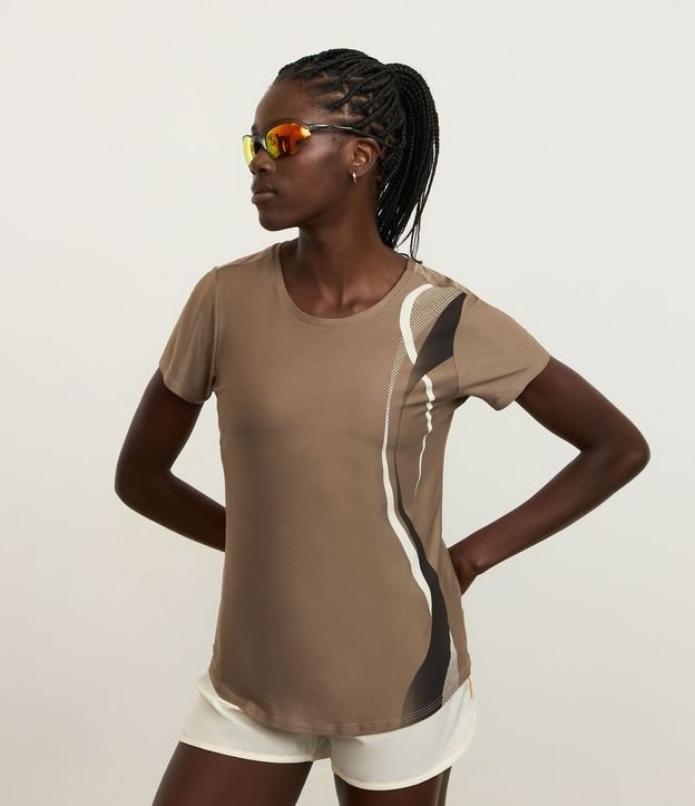 Remera Deportiva en Helanca con Estampa de Ondas Verticales