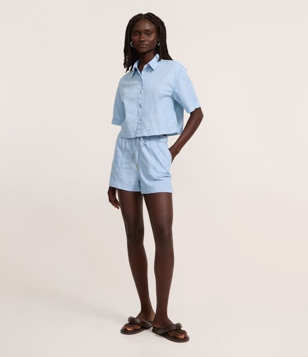 Short Runner en Jeans con Colgante de Piña en el Lazo 1