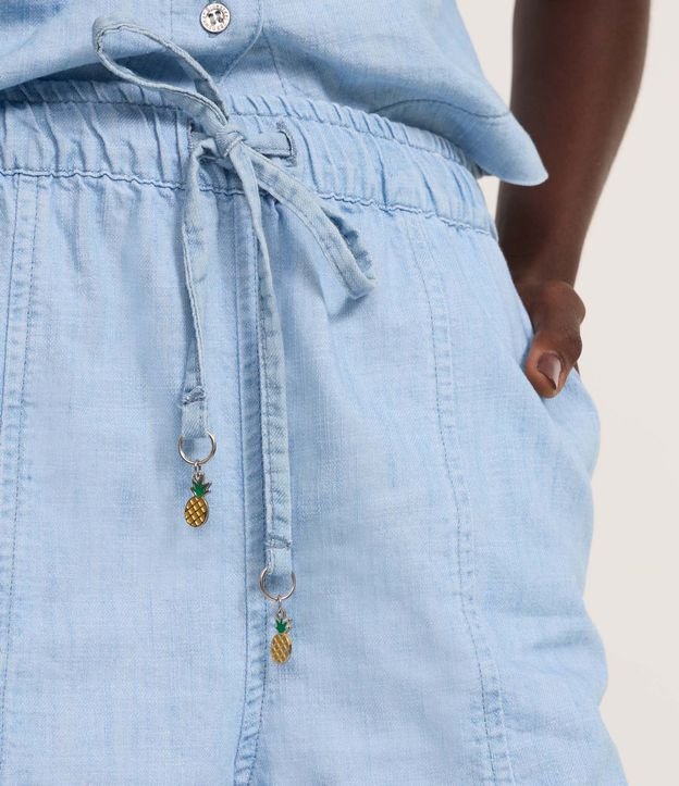 Short Runner en Jeans con Colgante de Piña en el Lazo 4
