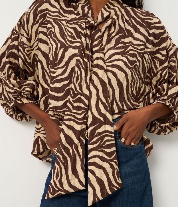 Blusa en Viscosa con Cuello Lazo y Estampado Animal Print 4
