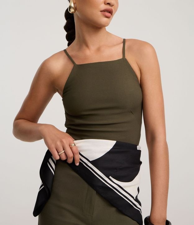 Blusa Ajustada em Viscose com Alça Fina e Decote Reto 4