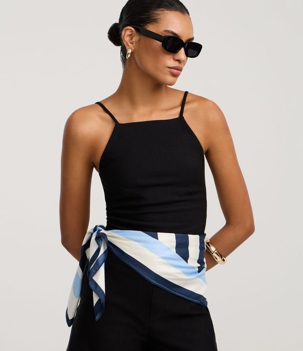 Blusa Ajustada em Viscose com Alça Fina e Decote Reto