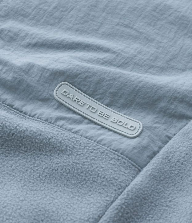Buzo Masculino de Fleece con Capucha y Recorte en Tejido Plano 10
