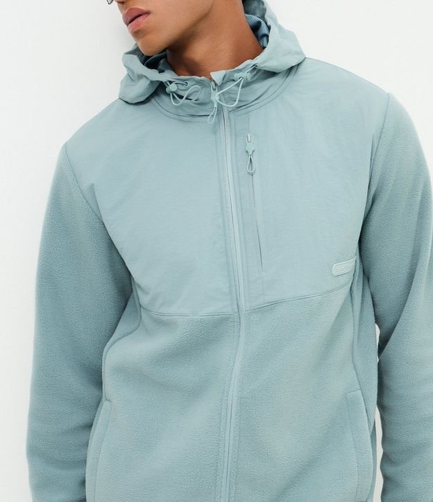 Buzo Masculino de Fleece con Capucha y Recorte en Tejido Plano 4
