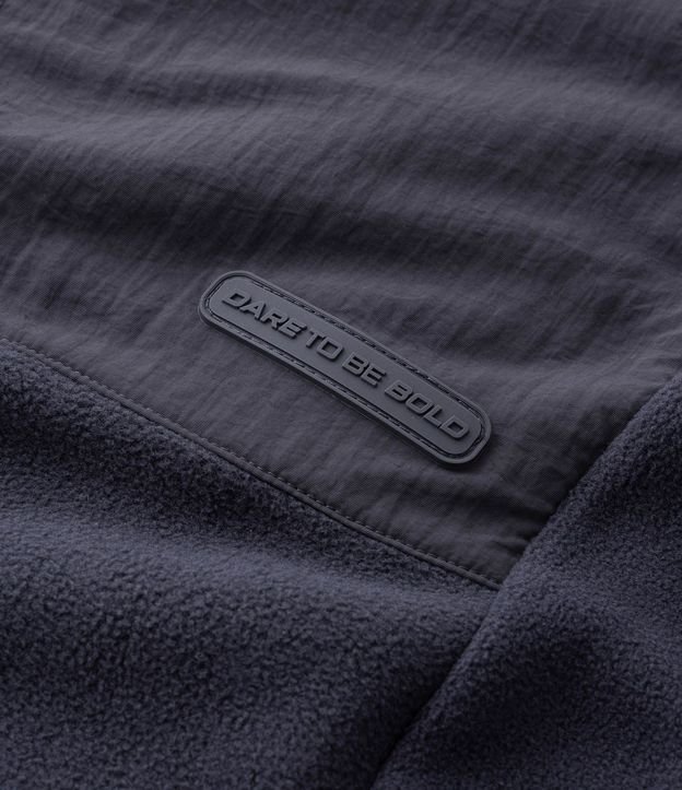 Buzo Masculino de Fleece con Capucha y Recorte en Tejido Plano 10