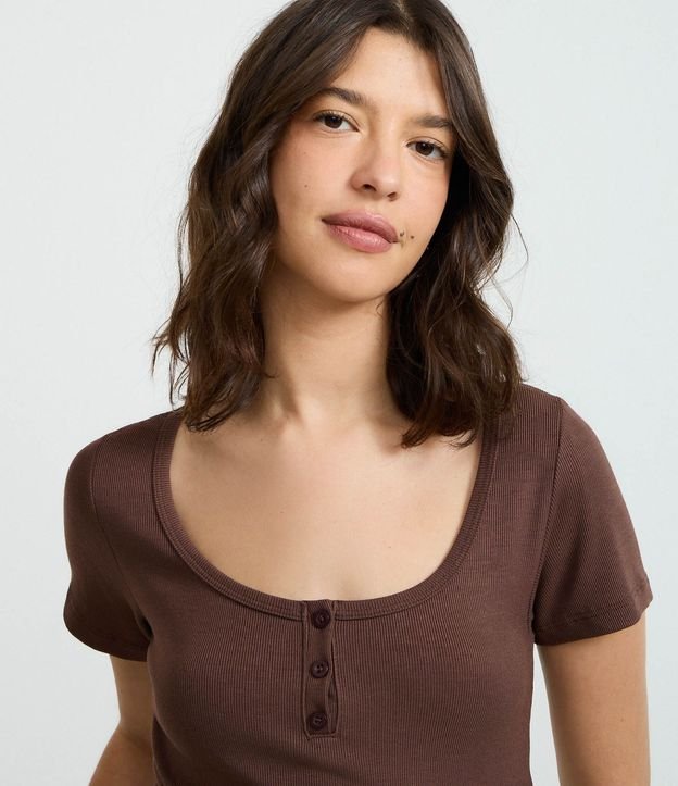 Blusa en Rib con Botones en el Escote 4