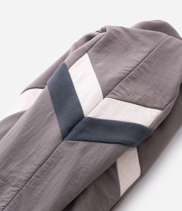 Buzo Masculino de Fleece con Cierre y Recortes Contrastantes 10