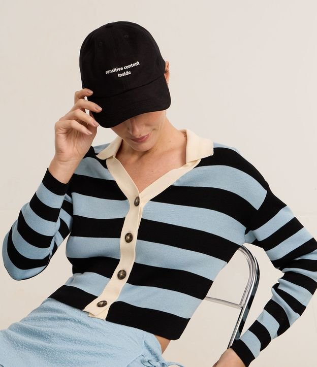 Gorra Aba Curva en Sarga con Bordado Sensitive Content