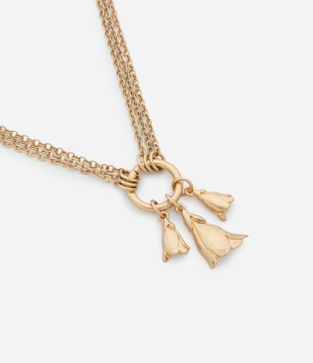 Collar Mediano en Metal con Cadena Triple y Colgantes de Flor