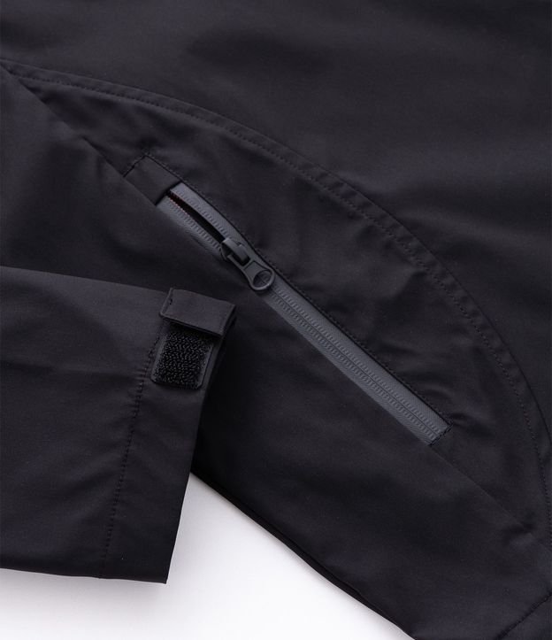 Campera Deportiva Tecnológica Resistente al Agua con Capucha 10