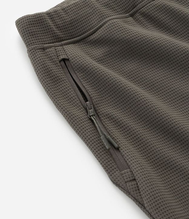 Pantalón Deportivo en Tela Texturizada con Cierre en los Bolsillos 11