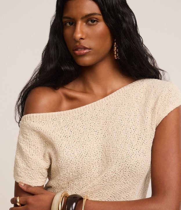 Blusa Texturizada en Punto con Escote Asimétrico 3