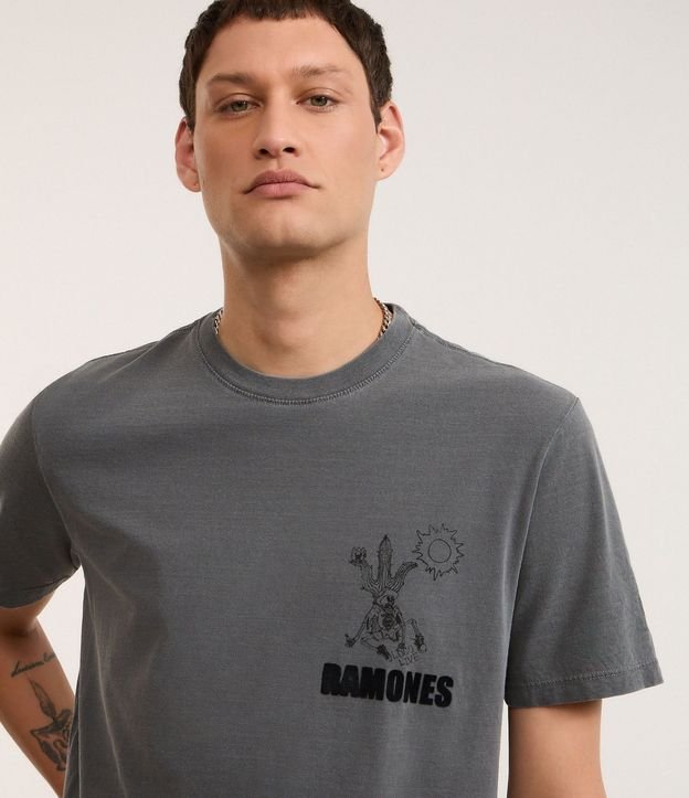 Remera Comfort en Algodón con Estampa Ramones 4