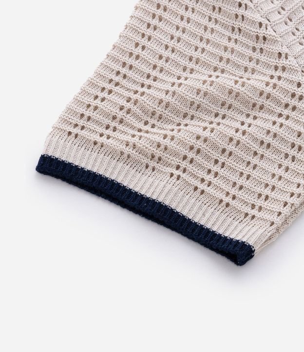 Camisa Polo en Algodón Texturizada con Cuello V y Detalle Contrastante 9