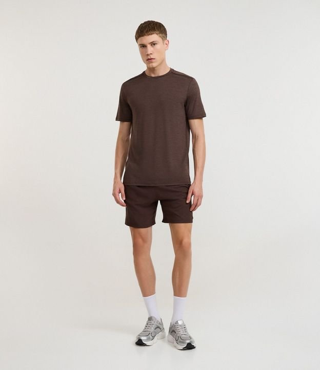 Remera Deportiva con Tecnologia Dry y Detalles Reflectantes 2