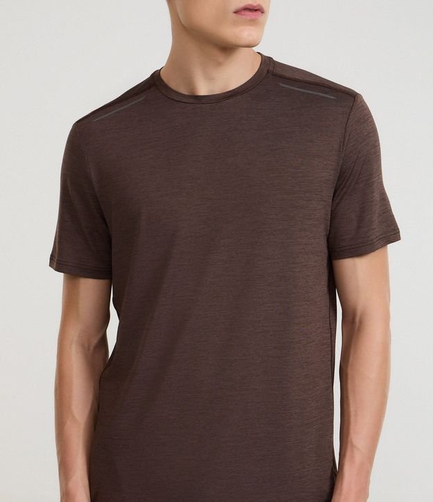 Remera Deportiva con Tecnologia Dry y Detalles Reflectantes 3