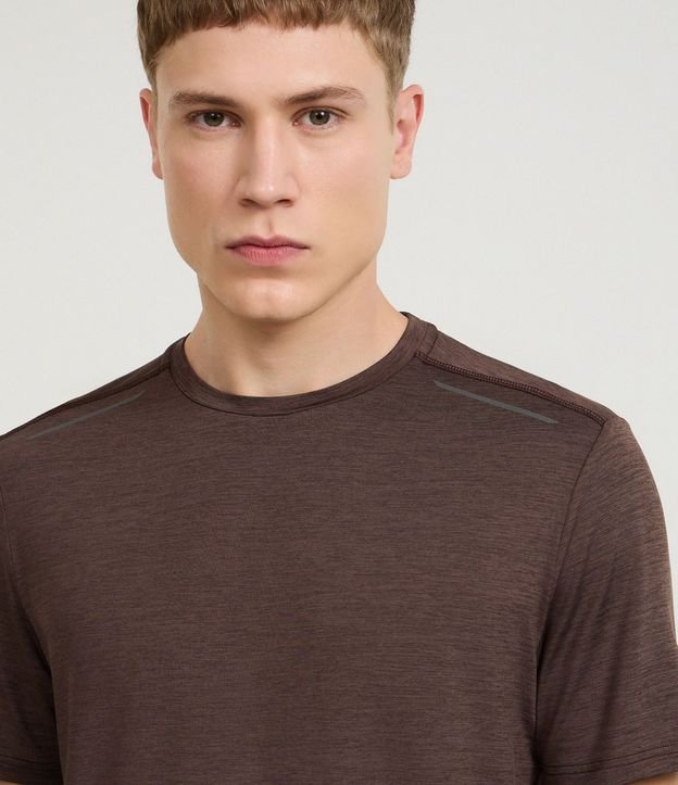 Remera Deportiva con Tecnologia Dry y Detalles Reflectantes 4