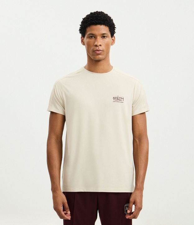 Remera en Tecnologia Dry con Estampado Lettering 1921 y Textura en el Hombro