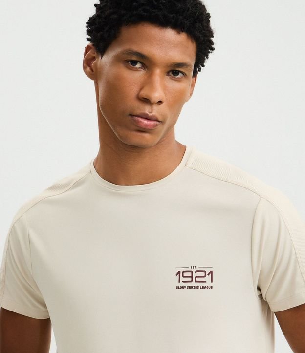 Remera en Tecnologia Dry con Estampado Lettering 1921 y Textura en el Hombro 3