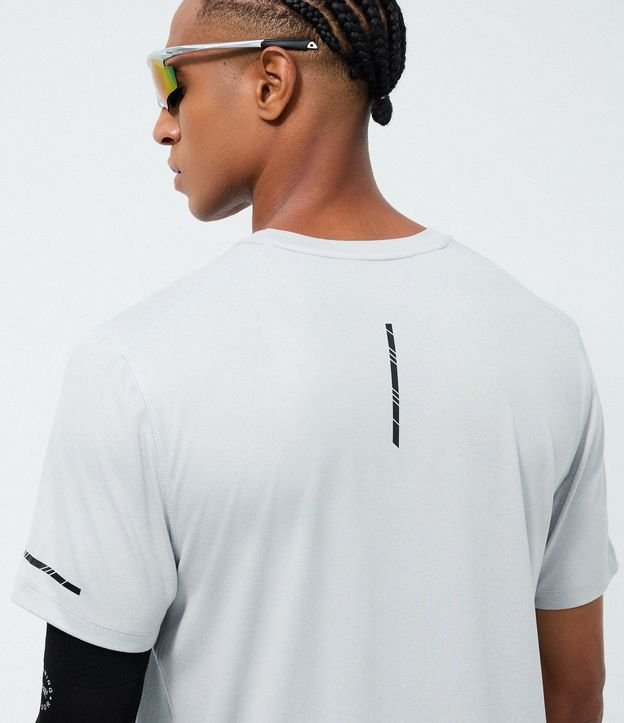 Remera Deportiva con Etiqueta en la Barra y Manga Corta