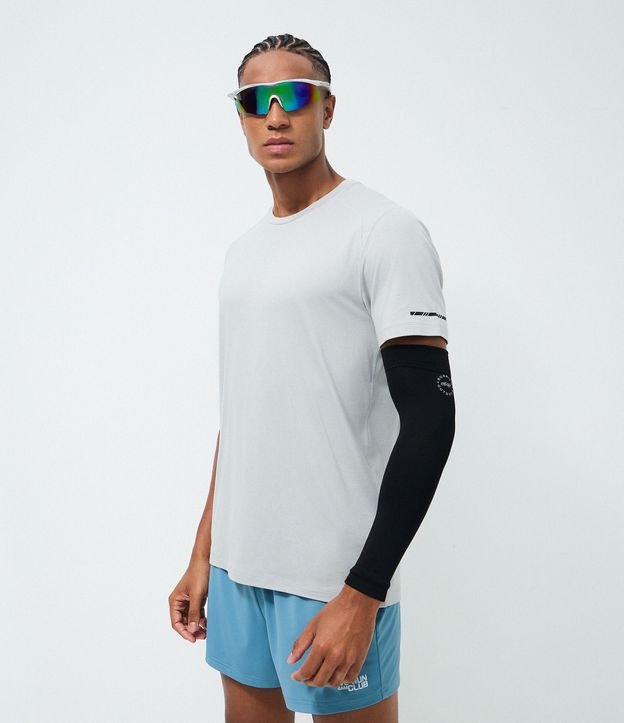 Remera Deportiva con Etiqueta en la Barra y Manga Corta 3