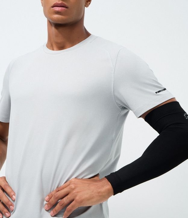 Remera Deportiva con Etiqueta en la Barra y Manga Corta 4