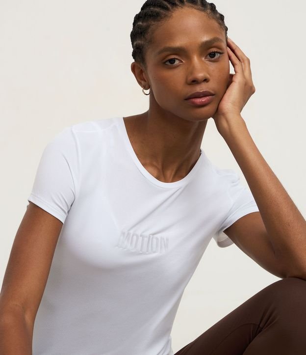 Remera Deportiva en Microfibra con Tecnologia Dry  e Estampa Localizada