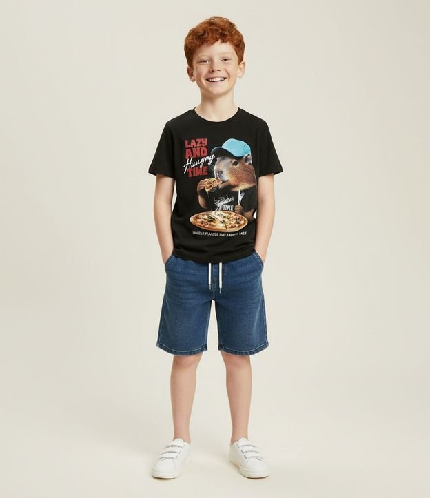 Remera Infantil Regular con Estampa de Carpincho Comendo Pizza - Talle 5 a 14 años