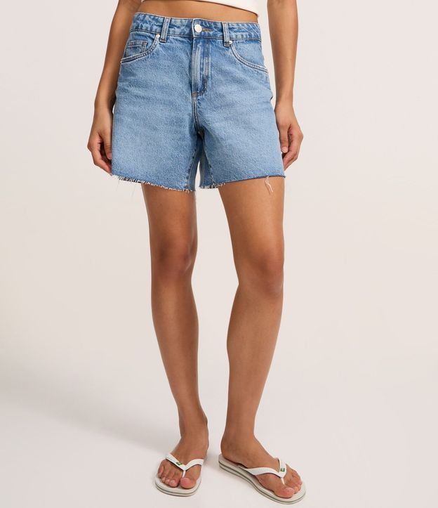 Bermuda Cintura Mediana en Jeans con Bajo Cortada 3