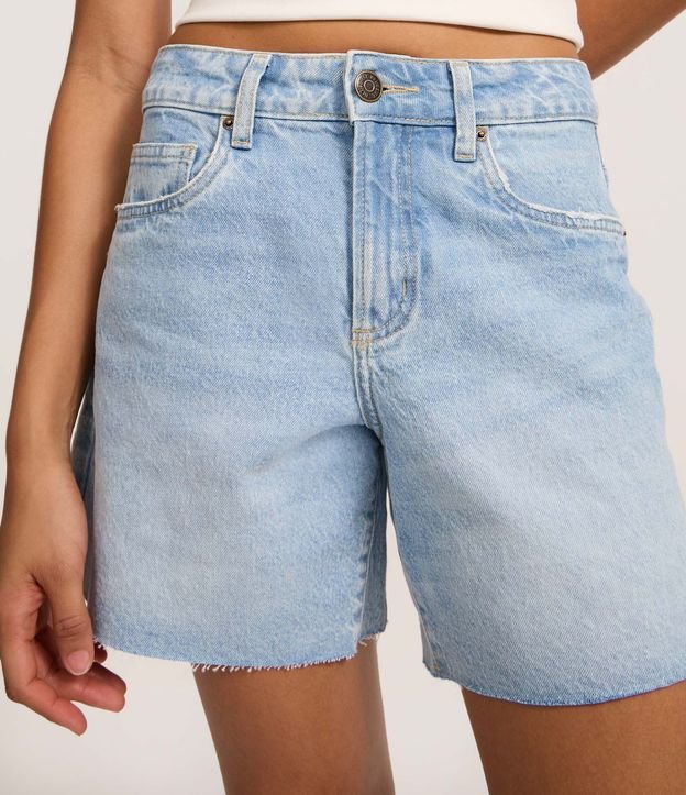 Bermuda Cintura Mediana en Jeans con Bajo Cortada 4