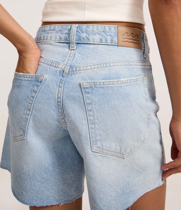 Bermuda Cintura Mediana en Jeans con Bajo Cortada 5