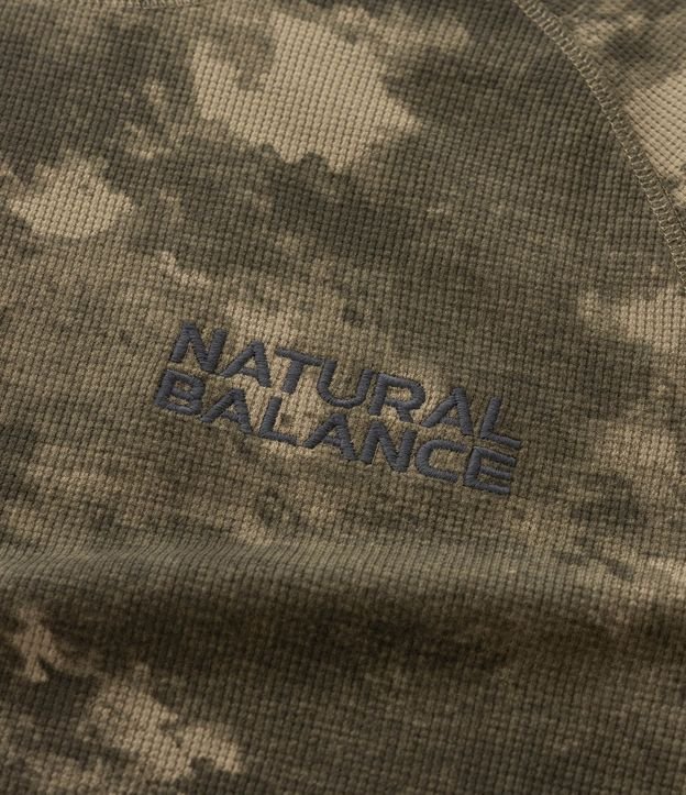 Remera Regular en Waffle Manga Larga Camuflada con Lettering Natural Balance 8