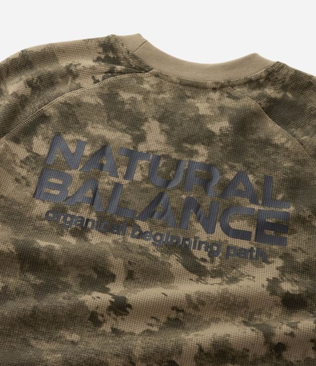 Remera Regular en Waffle Manga Larga Camuflada con Lettering Natural Balance 10