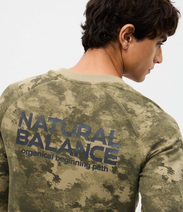 Remera Regular en Waffle Manga Larga Camuflada con Lettering Natural Balance