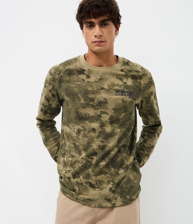 Remera Regular en Waffle Manga Larga Camuflada con Lettering Natural Balance 3