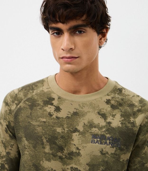 Remera Regular en Waffle Manga Larga Camuflada con Lettering Natural Balance 4