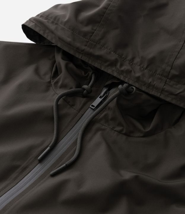 Campera Rompevientos con Capucha y Bolsillo con Cierre